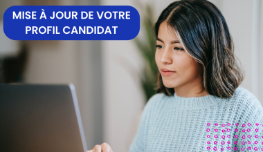 Jeune femme devant son ordinateur portable