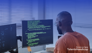 Homme de dos devant son ordinateur en train de coder