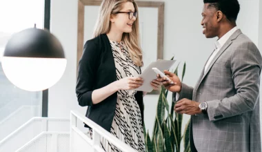 Une alternante en situation de handicap avec un manager téléphone à la main